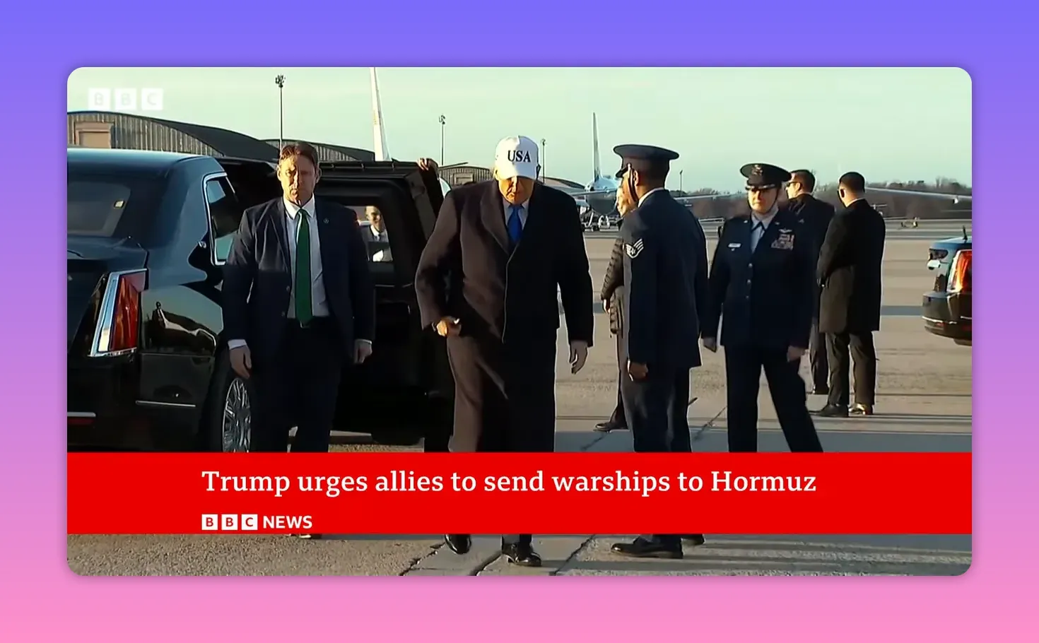 personne en casquette blanche quittant une voiture, officiers en uniforme saluant sur un tarmac