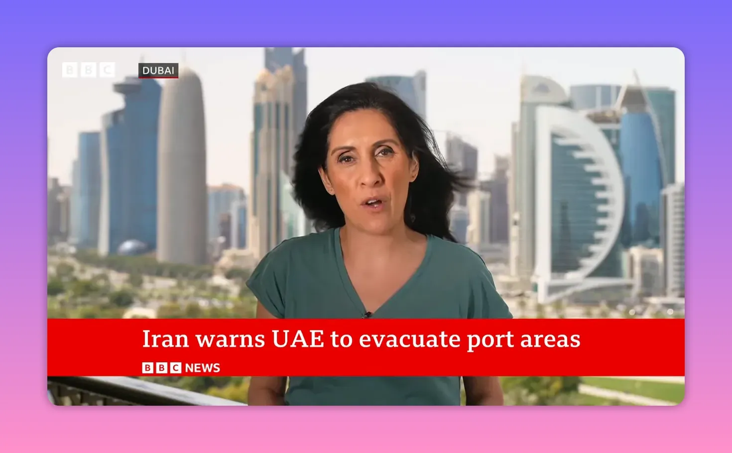 Journaliste BBC devant la skyline de Dubaï, bannière rouge 'Iran warns UAE to evacuate port areas' lisible