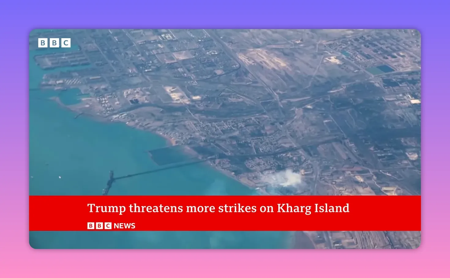 Vue aérienne nette des terminaux pétroliers et de la jetée le long du littoral (Kharg Island)