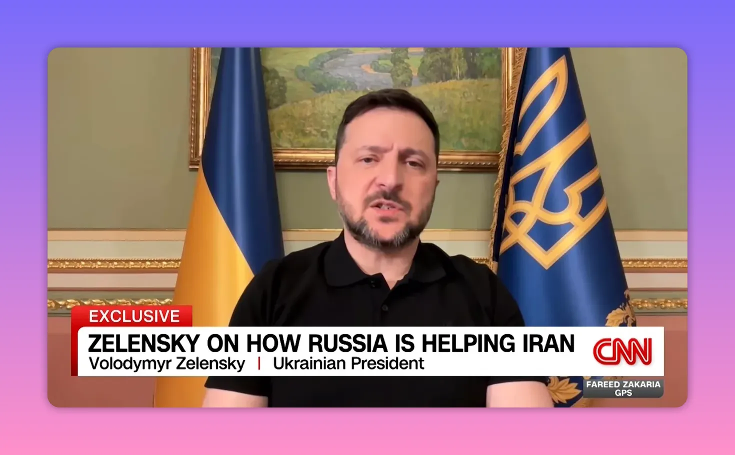 Nahaufnahme eines Videointerviews vor ukrainischen Flaggen mit deutlich lesbarem Nachrichten-Lower-Third.