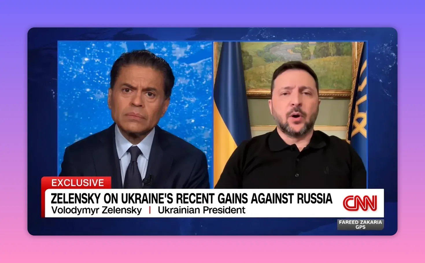 Split‑Screen Fernsehin­terview mit Moderator links und Gast mit Flaggenhintergrund rechts, eingeblendete Unterzeile zum Thema.