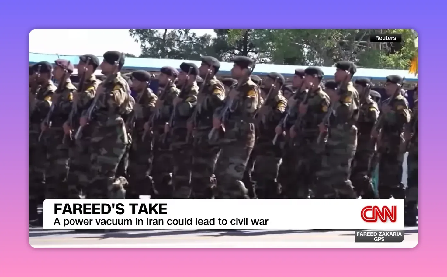 Soldaten in Uniform marschieren dicht aneinandergereiht bei einer Parade