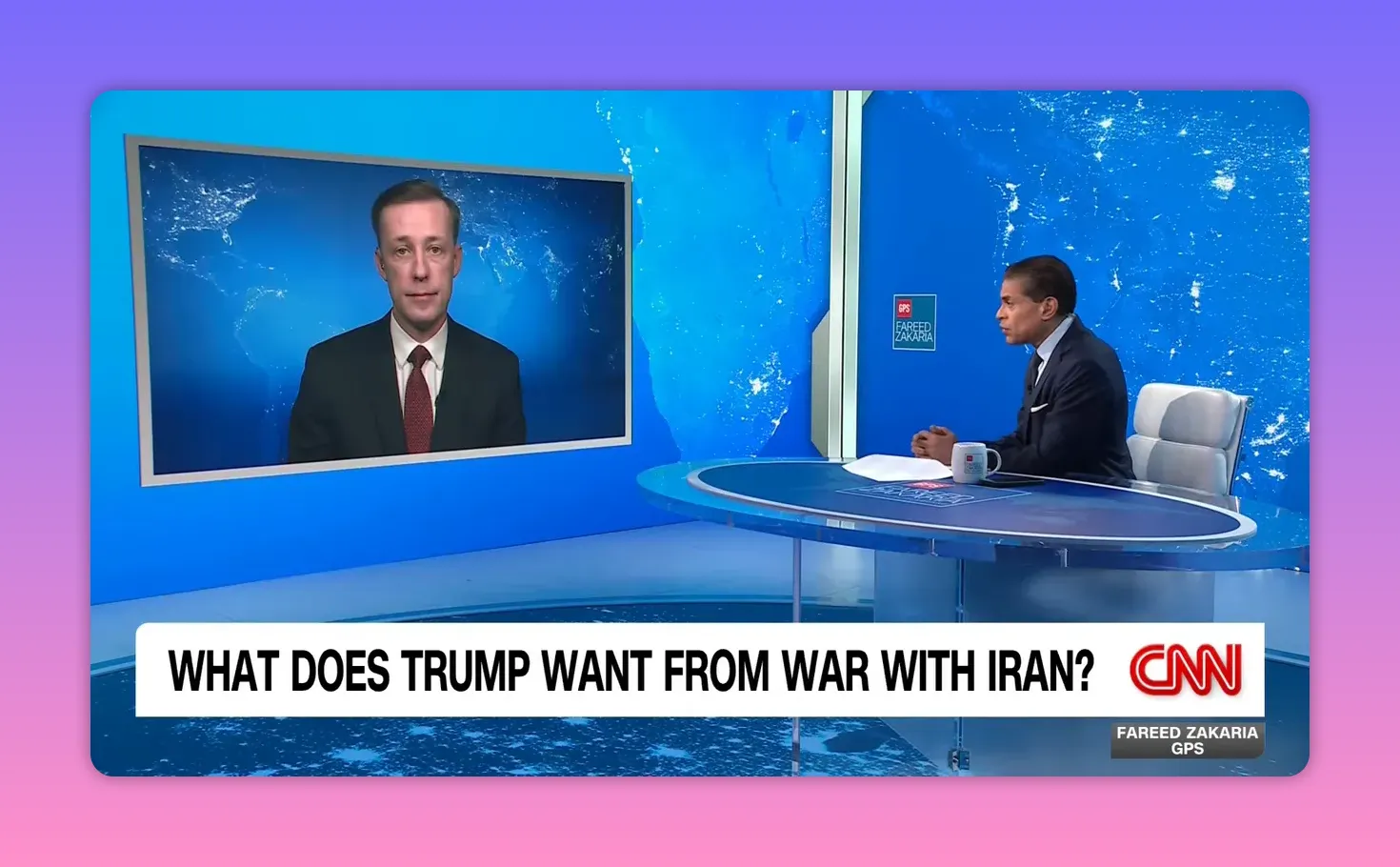 Weitwinkelaufnahme des CNN‑Studios mit Moderator am Tisch und einem Gast auf großem Bildschirm vor einer Weltkarten‑Grafik