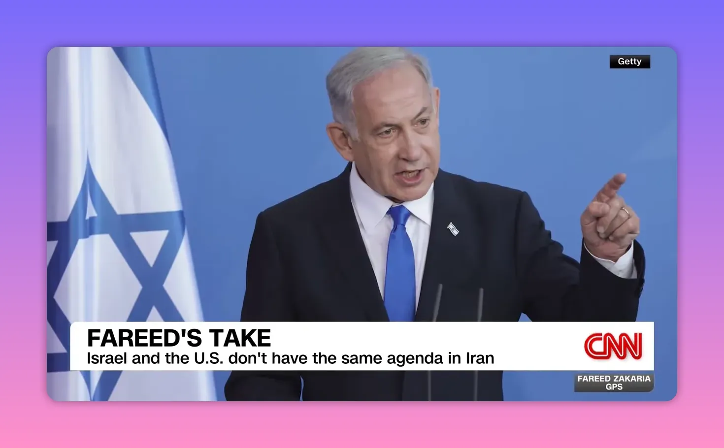 Regierungsvertreter spricht und zeigt mit dem Finger vor einer deutlich sichtbaren Landesflagge, TV-Untertitel 'Fareed's Take'.