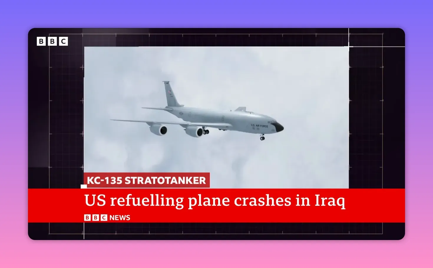 Plan large d’un KC-135 Stratotanker en vol avec titre BBC indiquant le crash en Irak