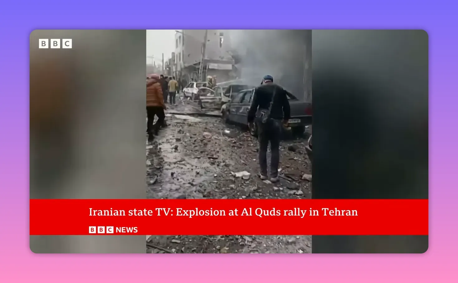 Rue encombrée de débris et de véhicules endommagés, des civils marchent parmi les décombres