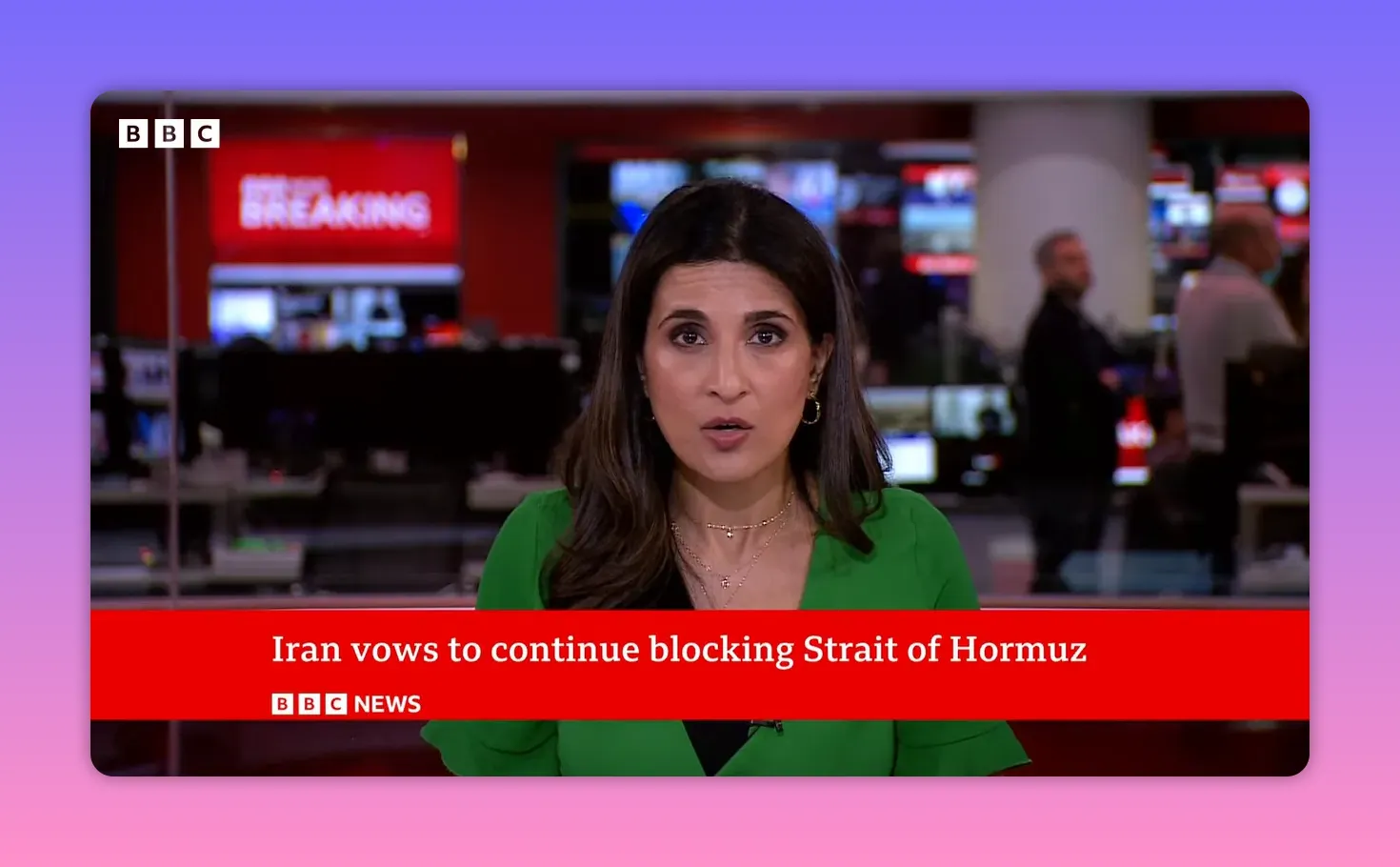Journaliste BBC en studio avec bandeau « Iran vows to continue blocking Strait of Hormuz »