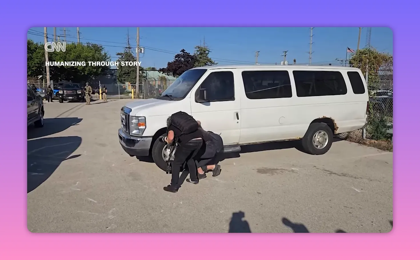 Personen mit Kamera dokumentieren Szene neben weißem Van, Sicherheitskräfte im Hintergrund