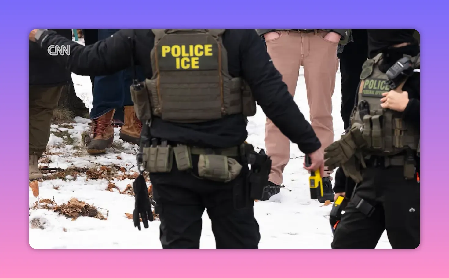 Nahaufnahme von ICE-Polizisten von hinten mit erkennbarer 'POLICE ICE'-Kennzeichnung und einem gelben Taser in der Hand