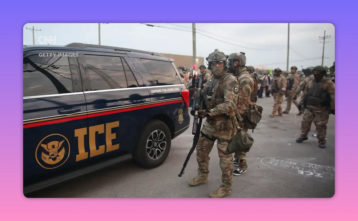 Bewaffnete Einsatzkräfte in taktischer Ausrüstung stehen neben einem Dienstfahrzeug mit der Aufschrift „ICE“.