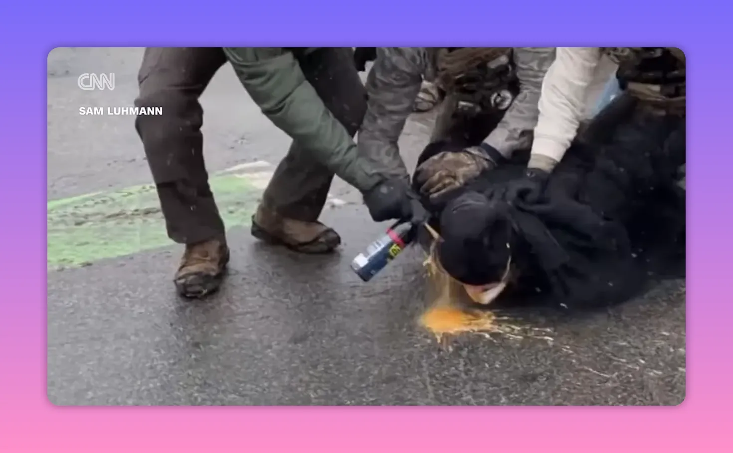 Person am Boden wird aus sehr kurzer Distanz mit Reizstoffspray ins Gesicht besprüht