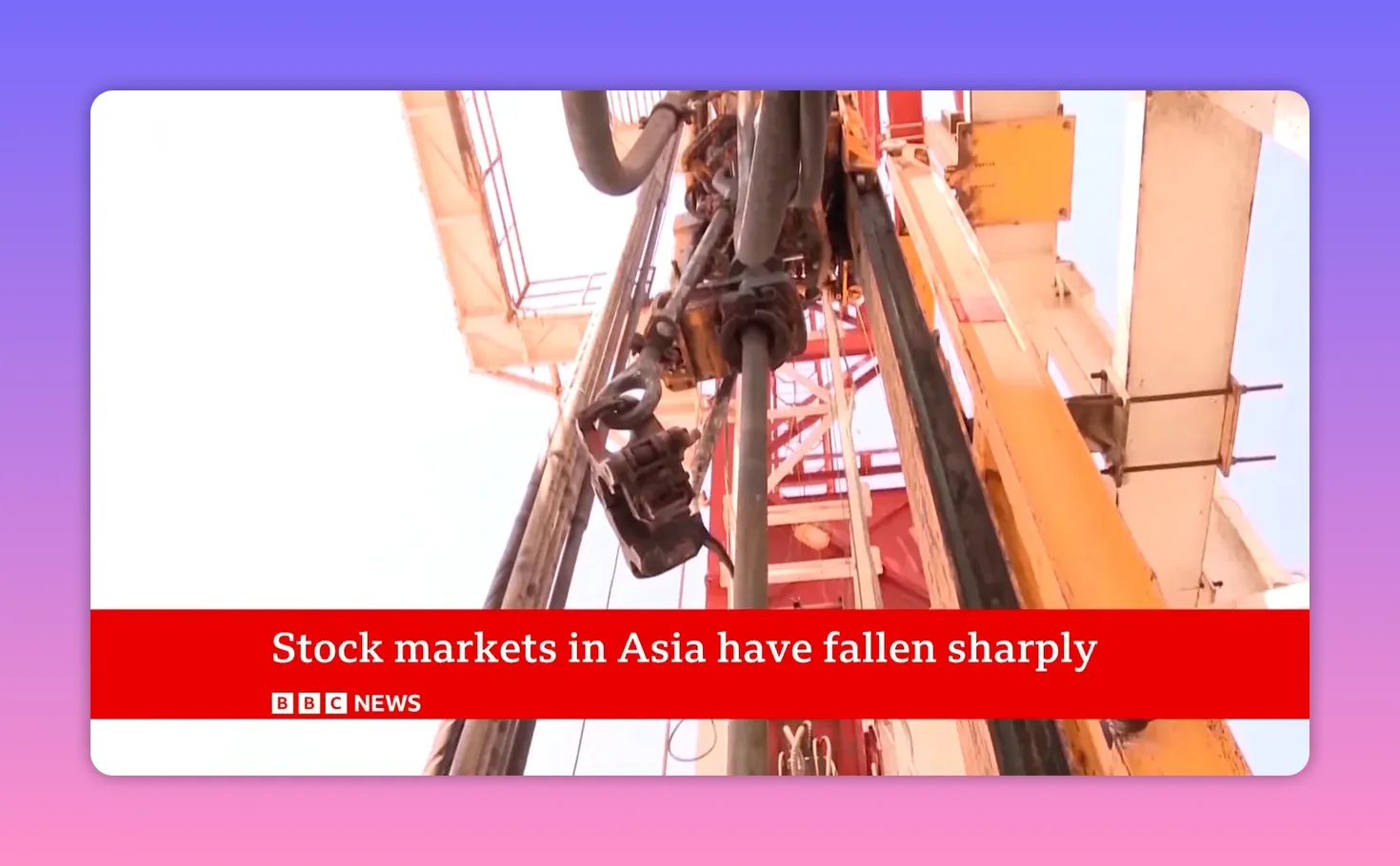 Équipement de forage pétrolier vu de dessous avec bande d'information signalant la chute des marchés