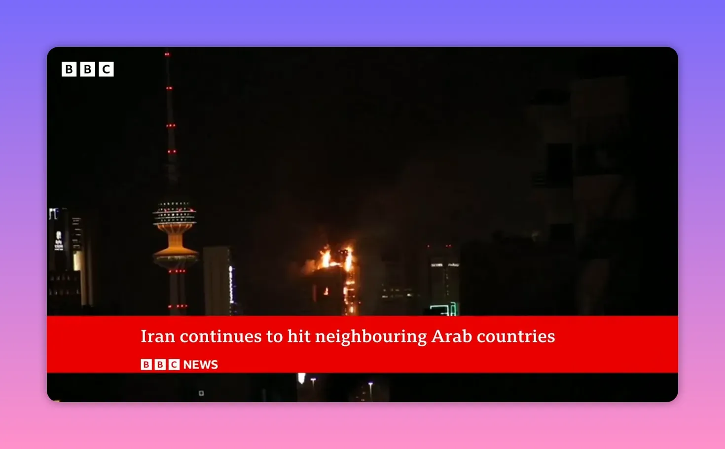 Immeuble en feu la nuit suite à des frappes dans le Golfe, flammes et fumée visibles