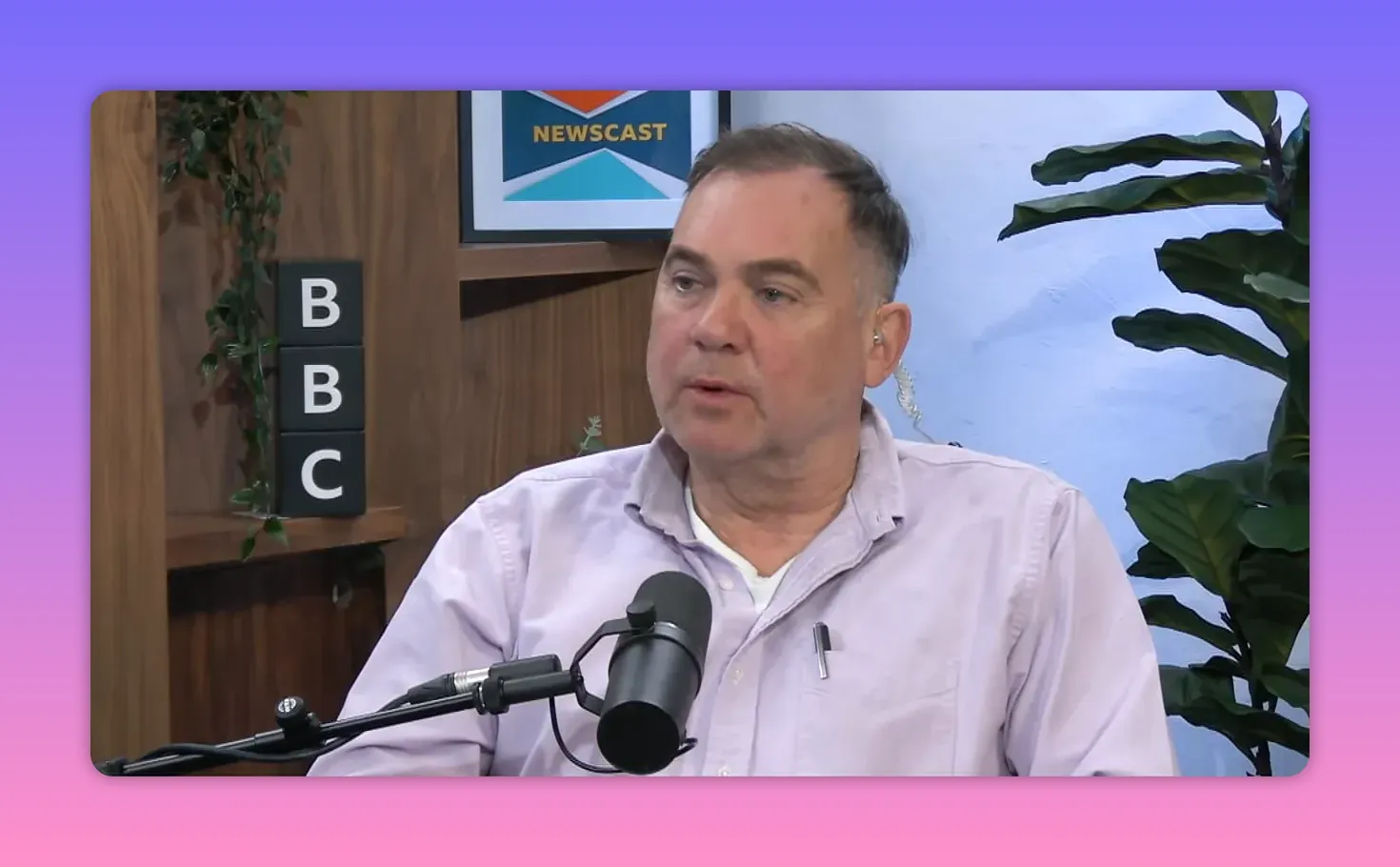 Invité BBC au micro dans le studio, discutant des conséquences pour les consommateurs d'énergie