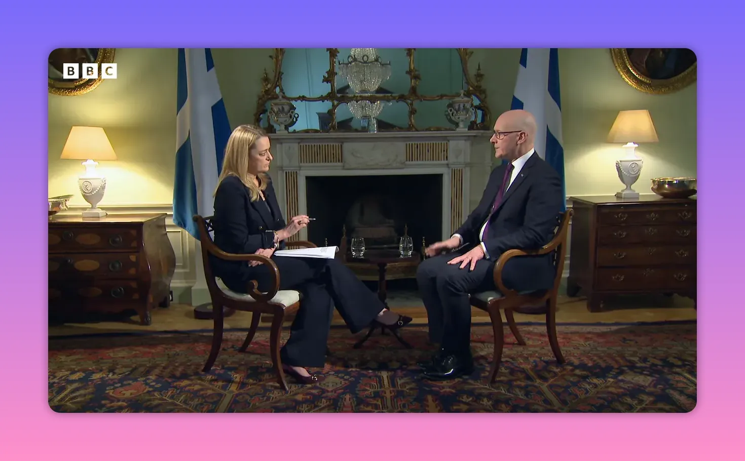 Vue d'ensemble d'une interview en face à face dans un salon officiel avec drapeaux