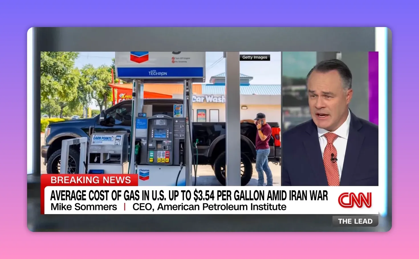 Foto einer Tankstelle mit Zapfsäule und Person, symbolisch für steigende Kraftstoffkosten