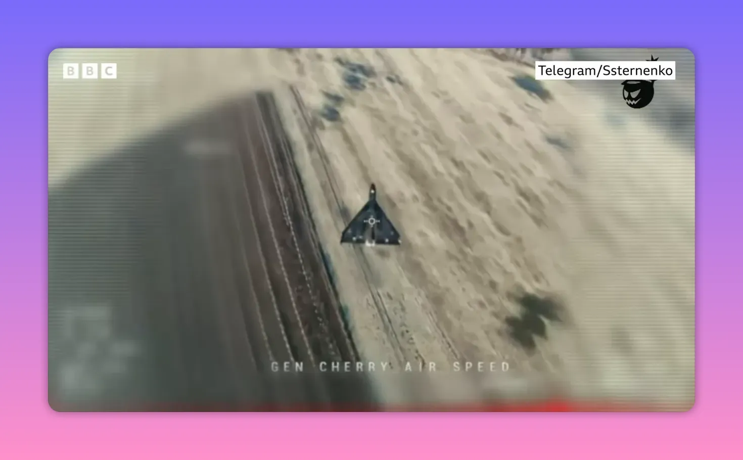 Vue aérienne d'un drone intercepteur triangulaire en vol au-dessus du sol, avec réticule de visée