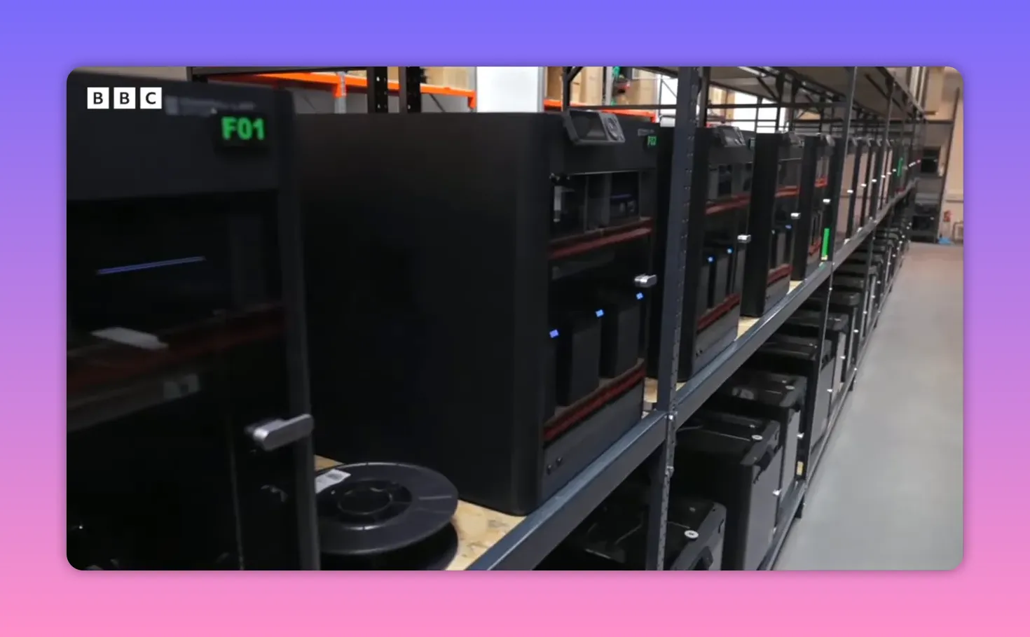 Rangée d'imprimantes 3D sur des étagères dans un atelier de production