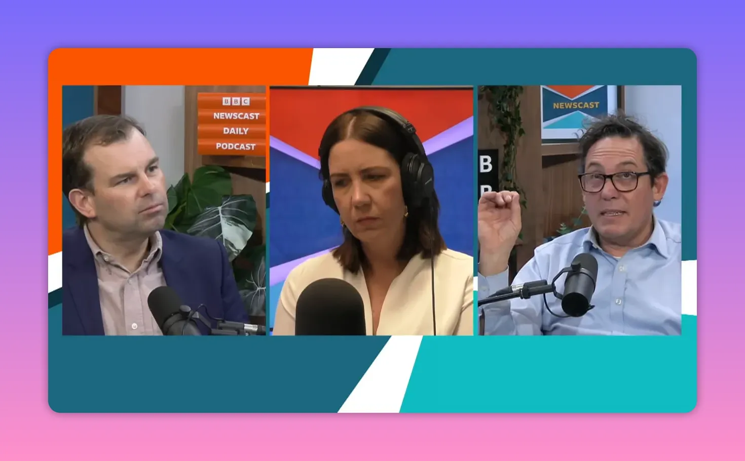 Trois intervenants d'un podcast en studio, un panéliste faisant un geste explicatif