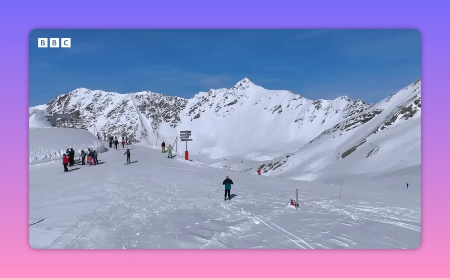 Skieurs sur une crête enneigée avec une large cuvette potentiellement avalancheuse