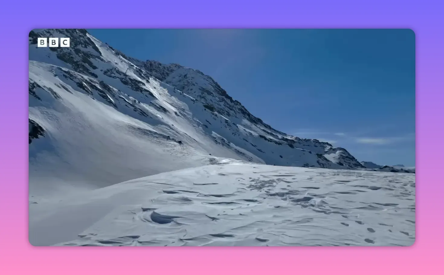 Pente de montagne enneigée montrant plaques et corniches potentielles