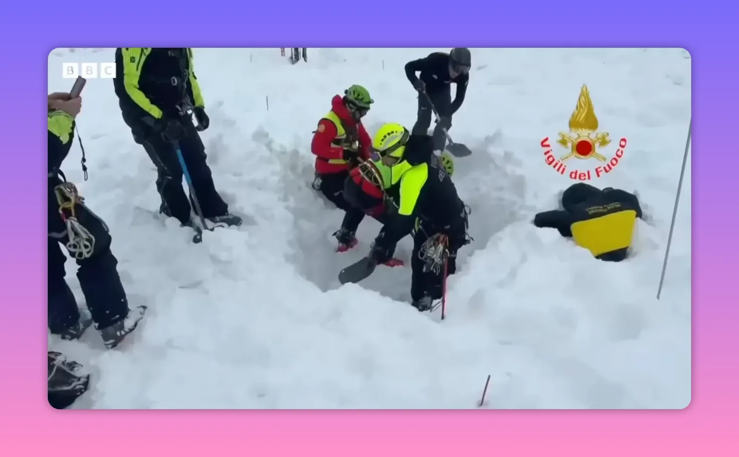 Secouristes en gilets haute visibilité creusant dans la neige avec pelles et sonde pendant une opération d'avalanche.
