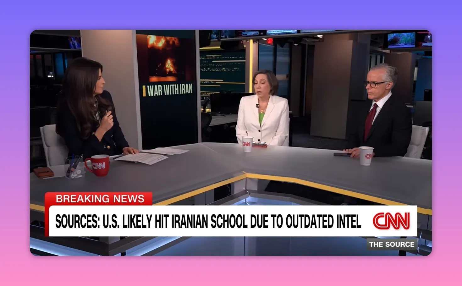 Fernsehstudio-Panel mit drei Gästen, 'War with Iran' Hintergrund und Breaking-News-Banner