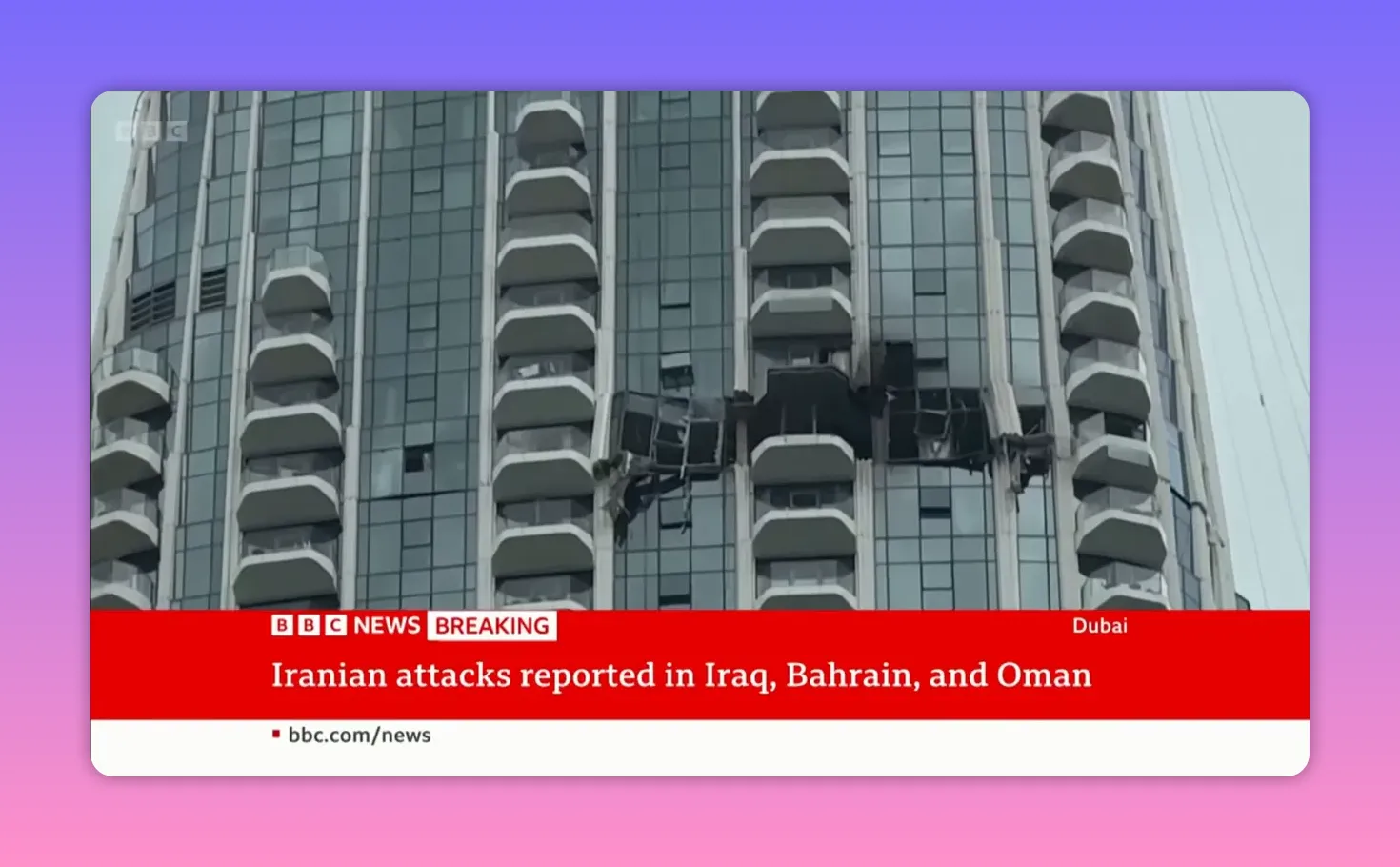 Dommages visibles sur la façade d'un immeuble de grande hauteur à Dubaï, balcons et vitrages détruits