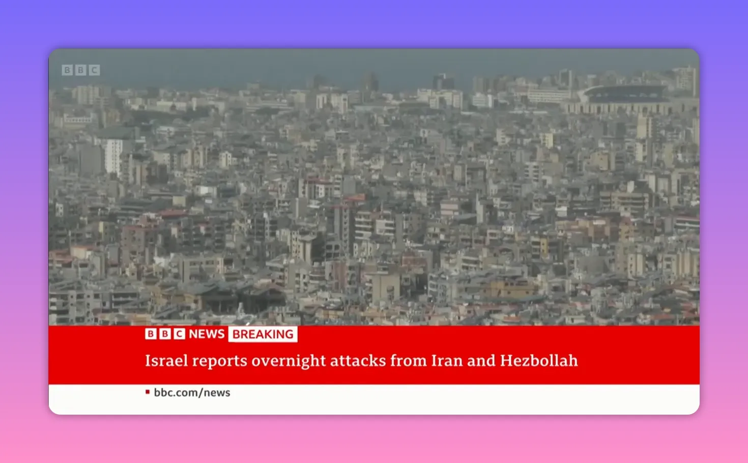 Vue aérienne d’un secteur urbain fortement construit avec bâtiments endommagés