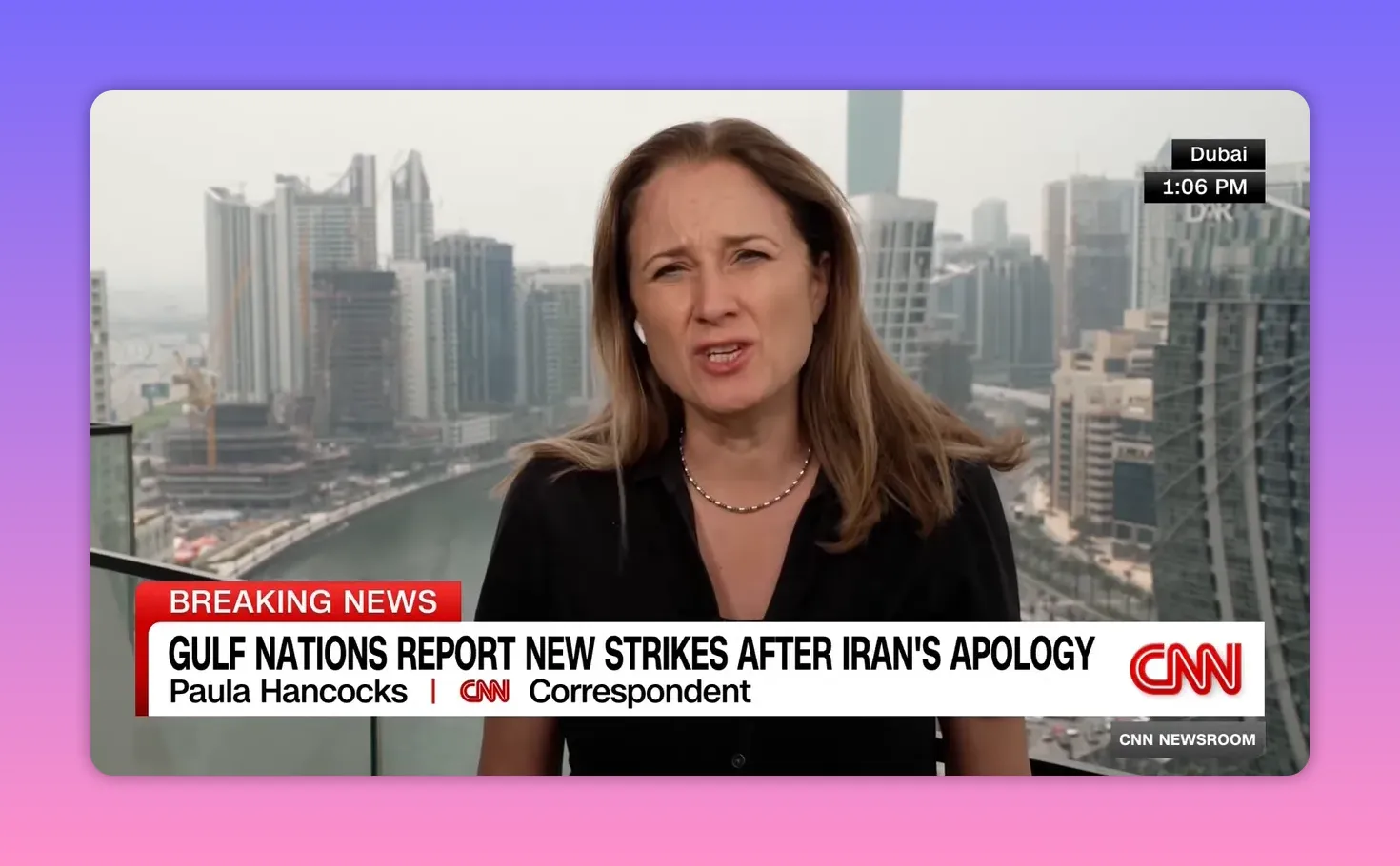 Fernsehkorrespondentin vor Dubai‑Skyline im Live‑Report; 'Breaking News' Banner und Sender‑Overlay sichtbar
