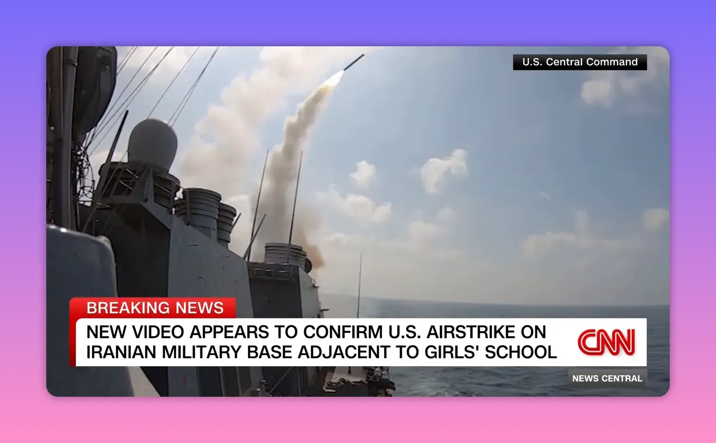 Marschflugkörper wird von Kriegsschiff gestartet, Rauchspur sichtbar