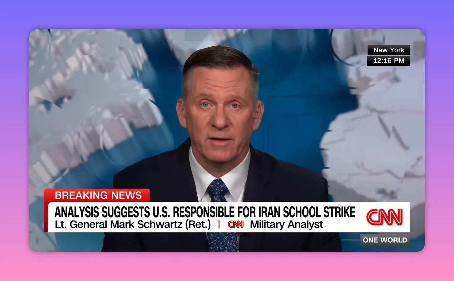 Nachrichtensendung mit Militäranalyst und klar lesbarer Schlagzeile zur möglichen Verantwortlichkeit