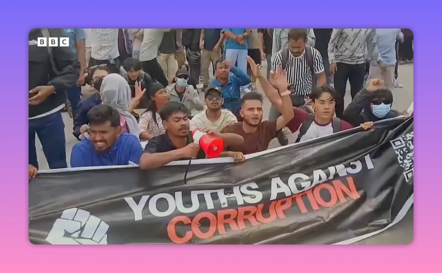 Groupe de jeunes manifestants tenant une banderole 