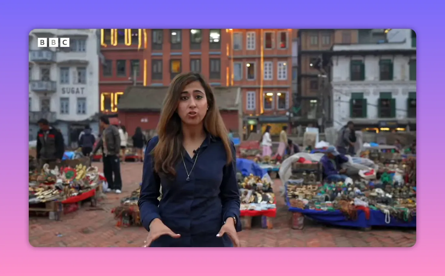 Reportage sur une place de Katmandou avec vendeurs et passants en arrière-plan