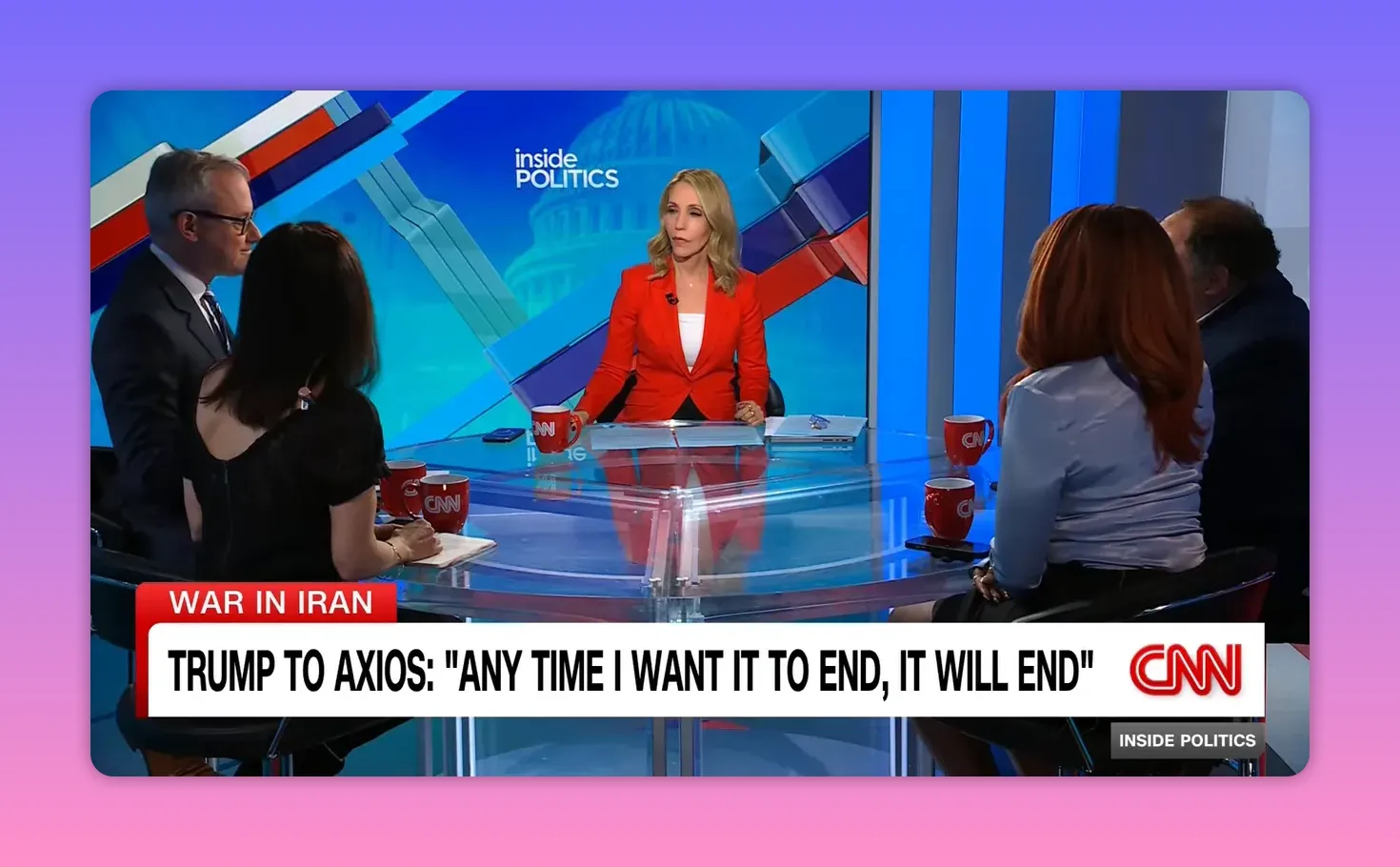 Rundes TV-Studiotisch mit Moderatorin in rotem Jackett und mehreren Gästen in Diskussion (Inside Politics-Set)