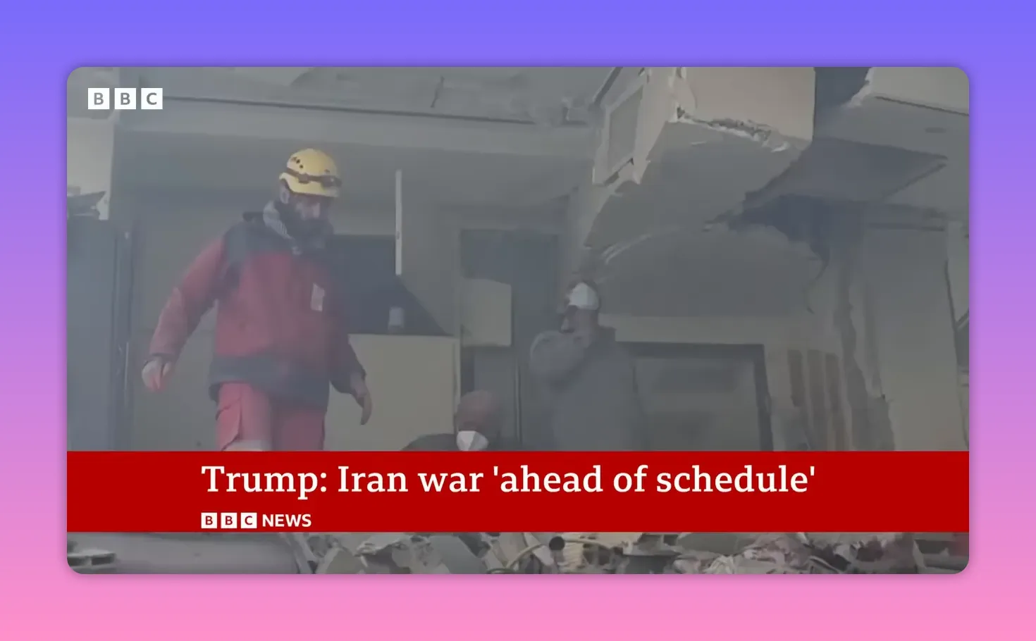 Secouriste portant un casque jaune et des volontaires avec des masques sur les décombres d'un immeuble