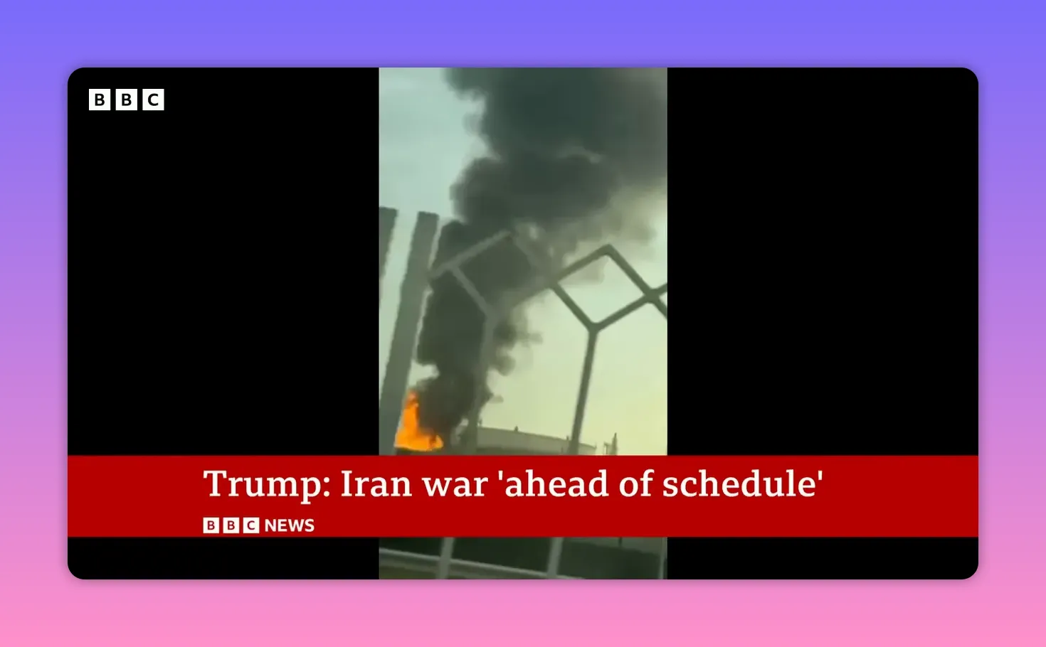 Gros plan sur une installation industrielle en feu avec colonne de fumée noire