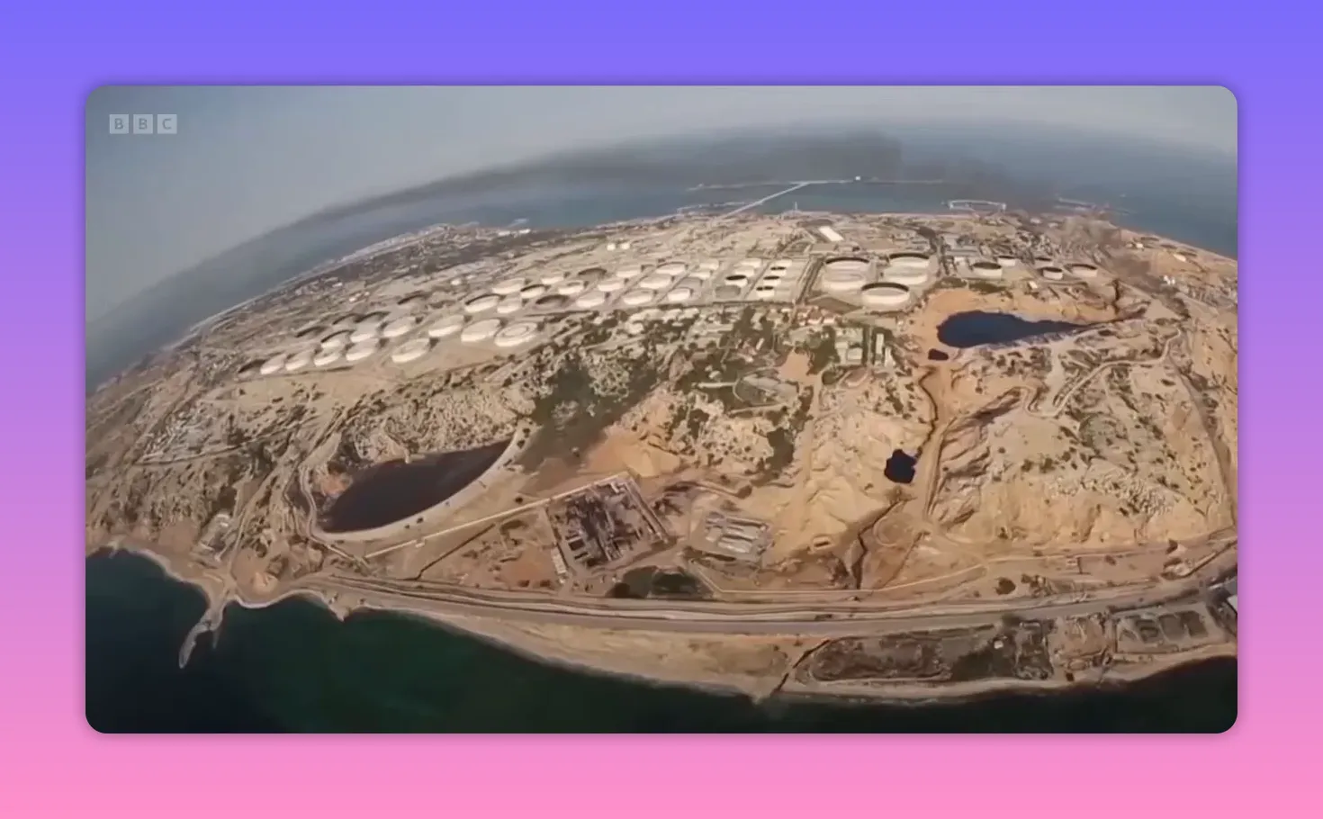 Vue aérienne montrant de grands réservoirs de stockage pétrolier et installations côtières le long du littoral.