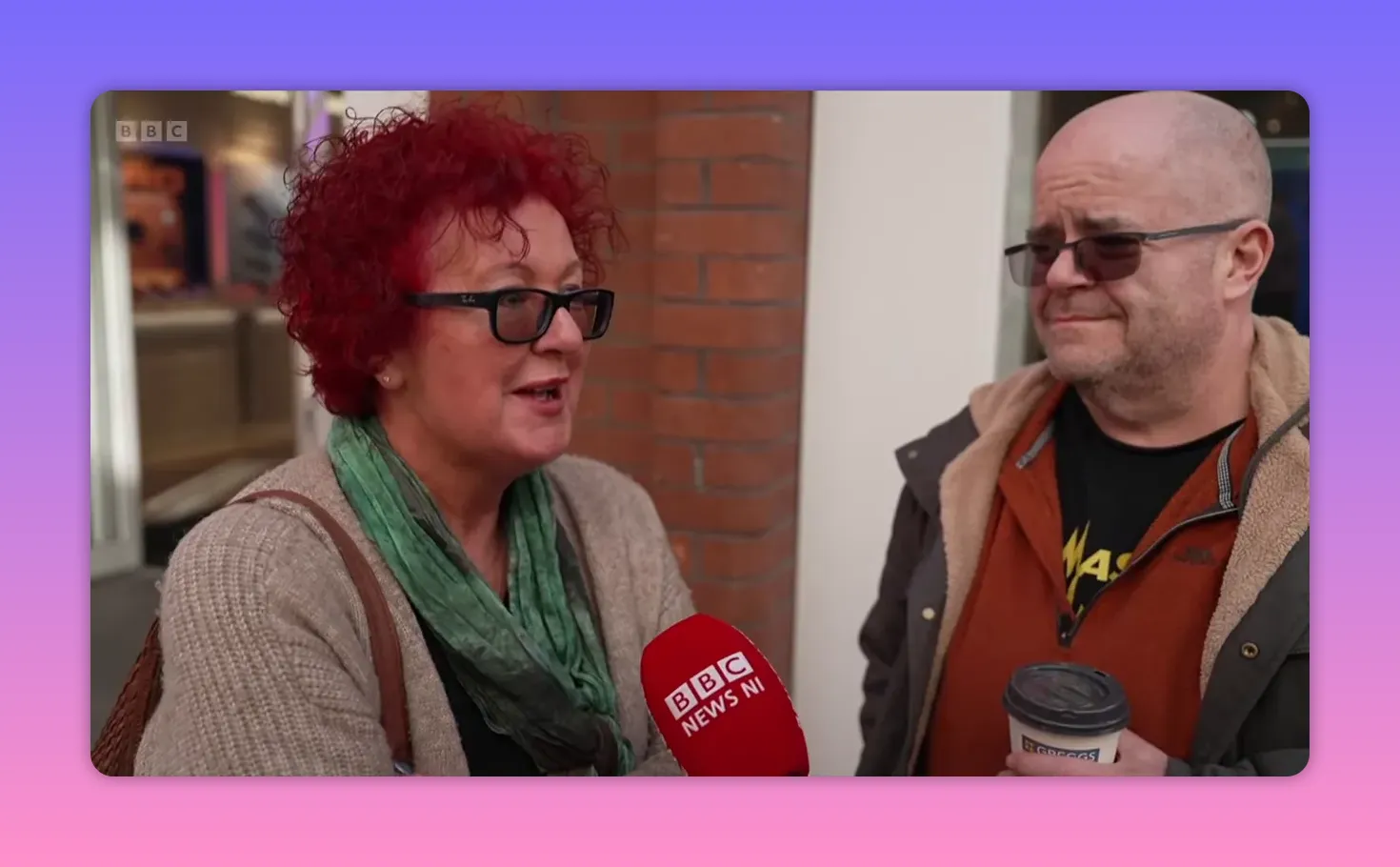 Deux passants interviennent devant un micro BBC News NI, l'un tenant un gobelet à emporter