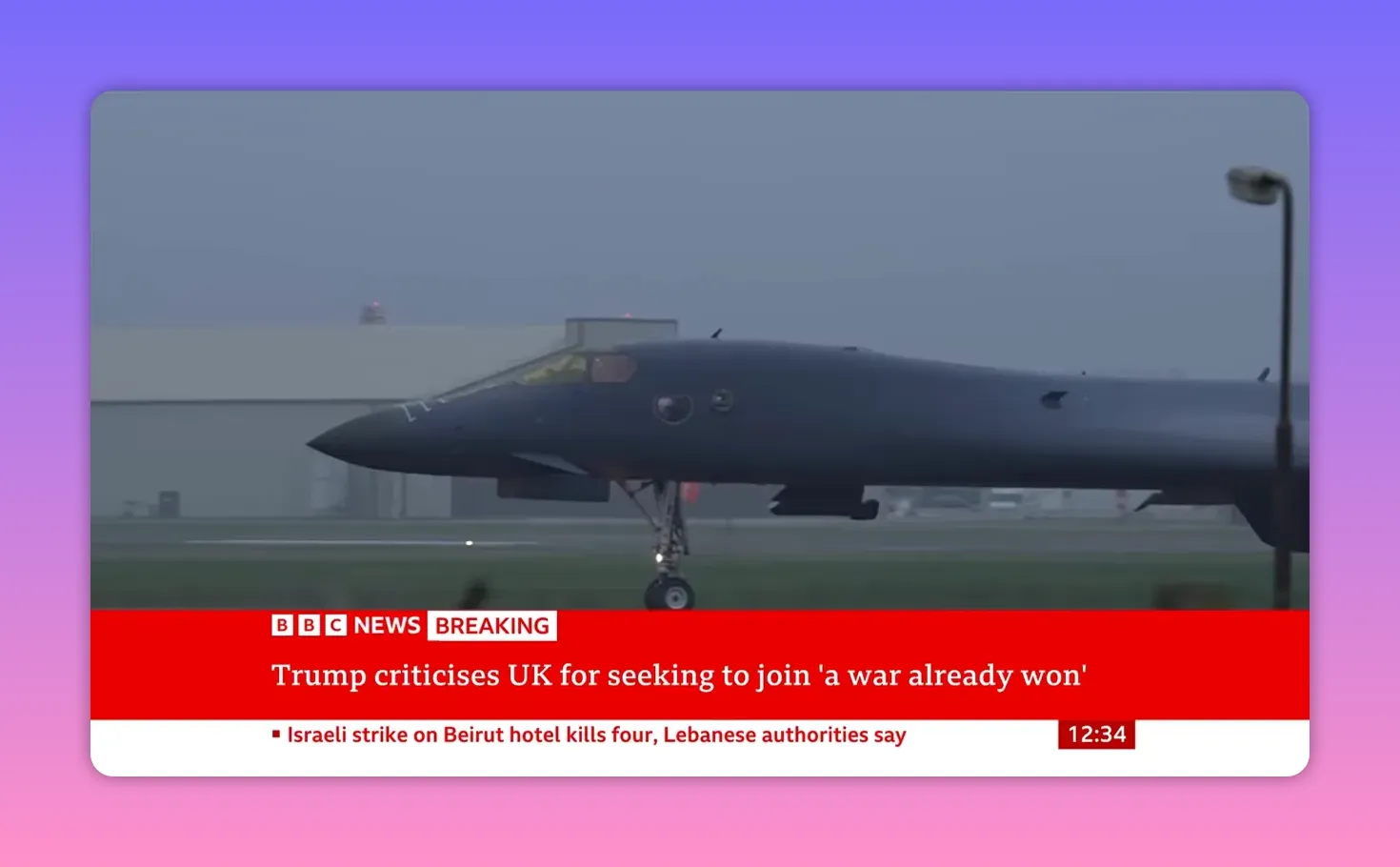 Gros plan du nez et du train d'atterrissage d'un bombardier militaire à RAF Fairford.