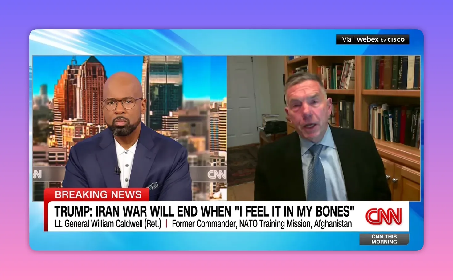 Split‑Screen TV‑Interview mit Moderator links und einem militärischen Experten rechts; untere Schlagzeile sichtbar.