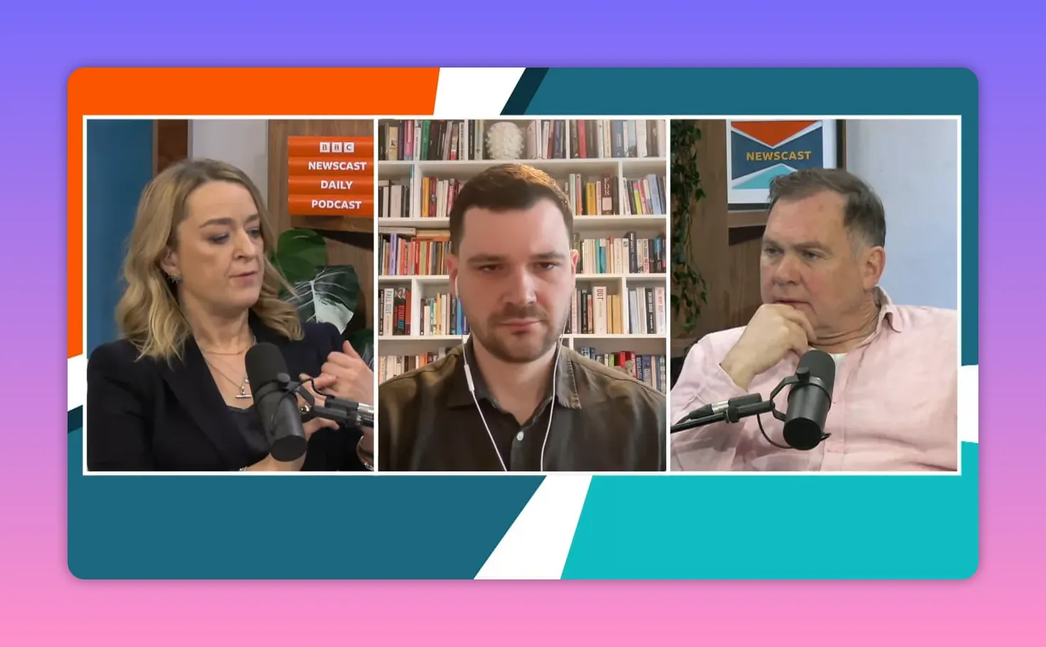 Plan large sur trois intervenants en podcast avec micros et étagères de livres, échange sur la politique britannique