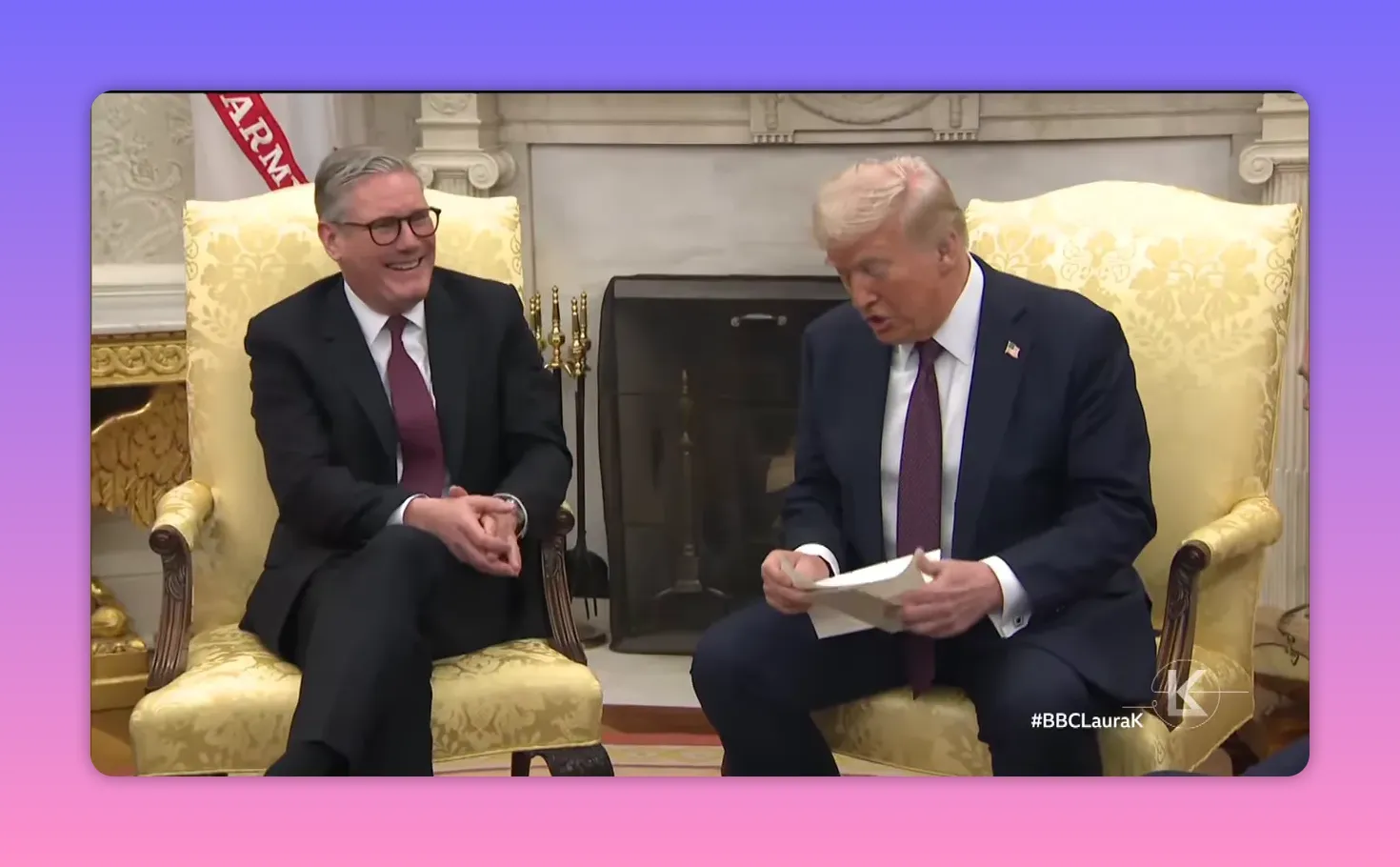 Deux responsables politiques assis côte à côte dans un salon officiel, l’un consultent des documents, image nette et bien éclairée.