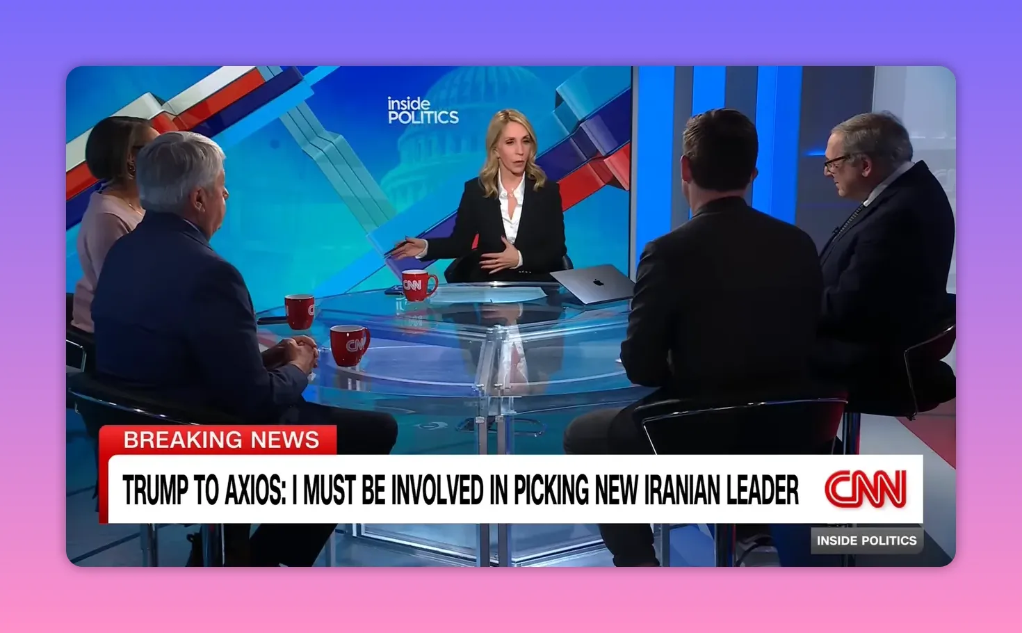 Vue large du plateau de l'émission montrant la présentatrice au centre et un bandeau d'actualité annonçant la déclaration sur le choix du leader iranien.