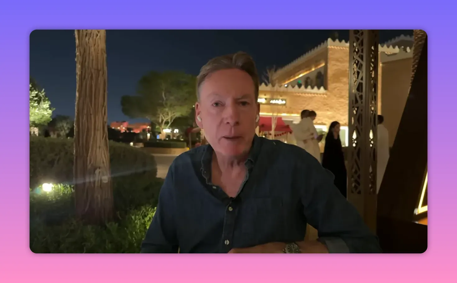 Correspondant en reportage de nuit expliquant les signes à surveiller — sanctions, prix du pétrole et incidents maritimes