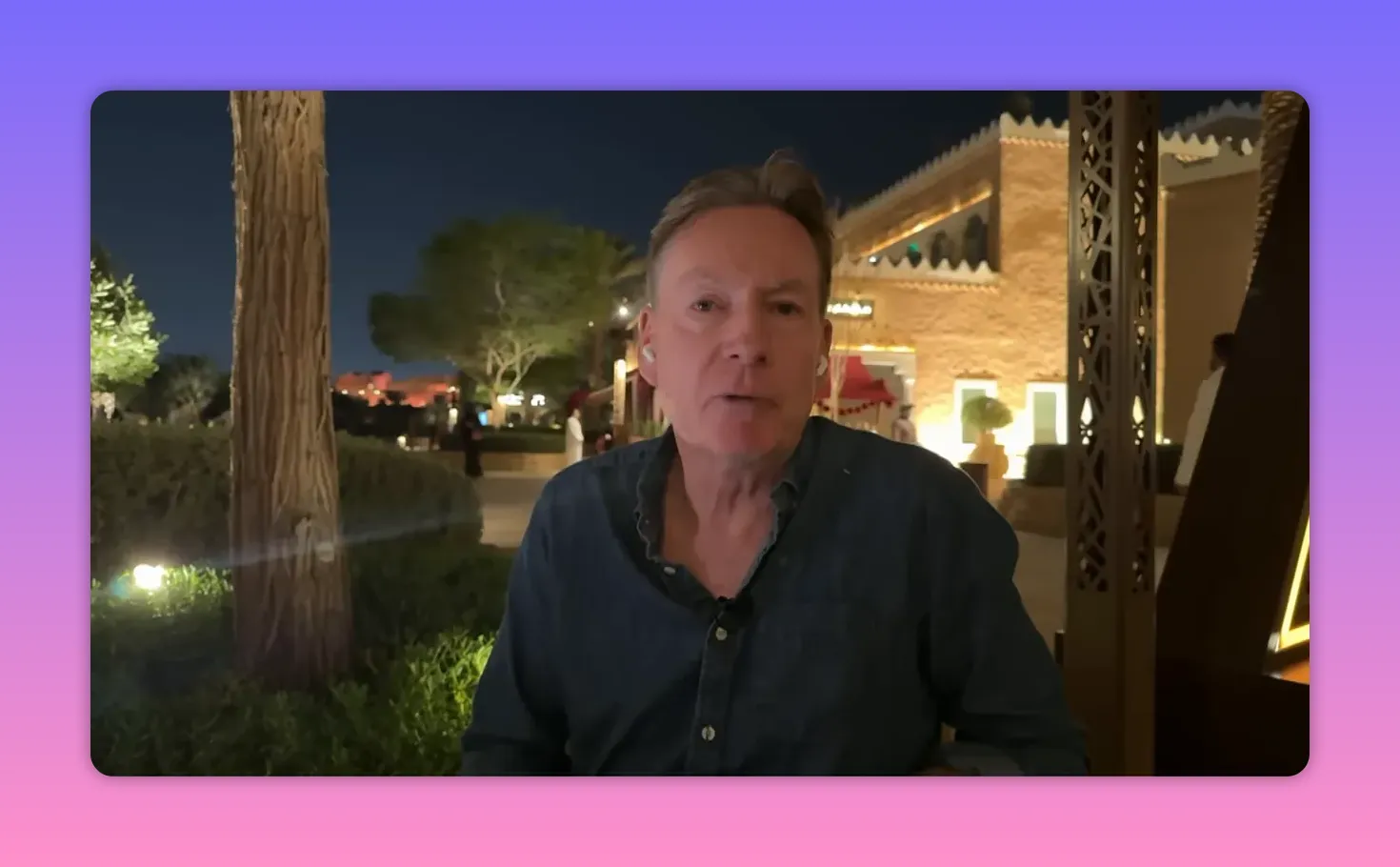 Correspondant en reportage de nuit avec architecture du Proche-Orient en arrière-plan