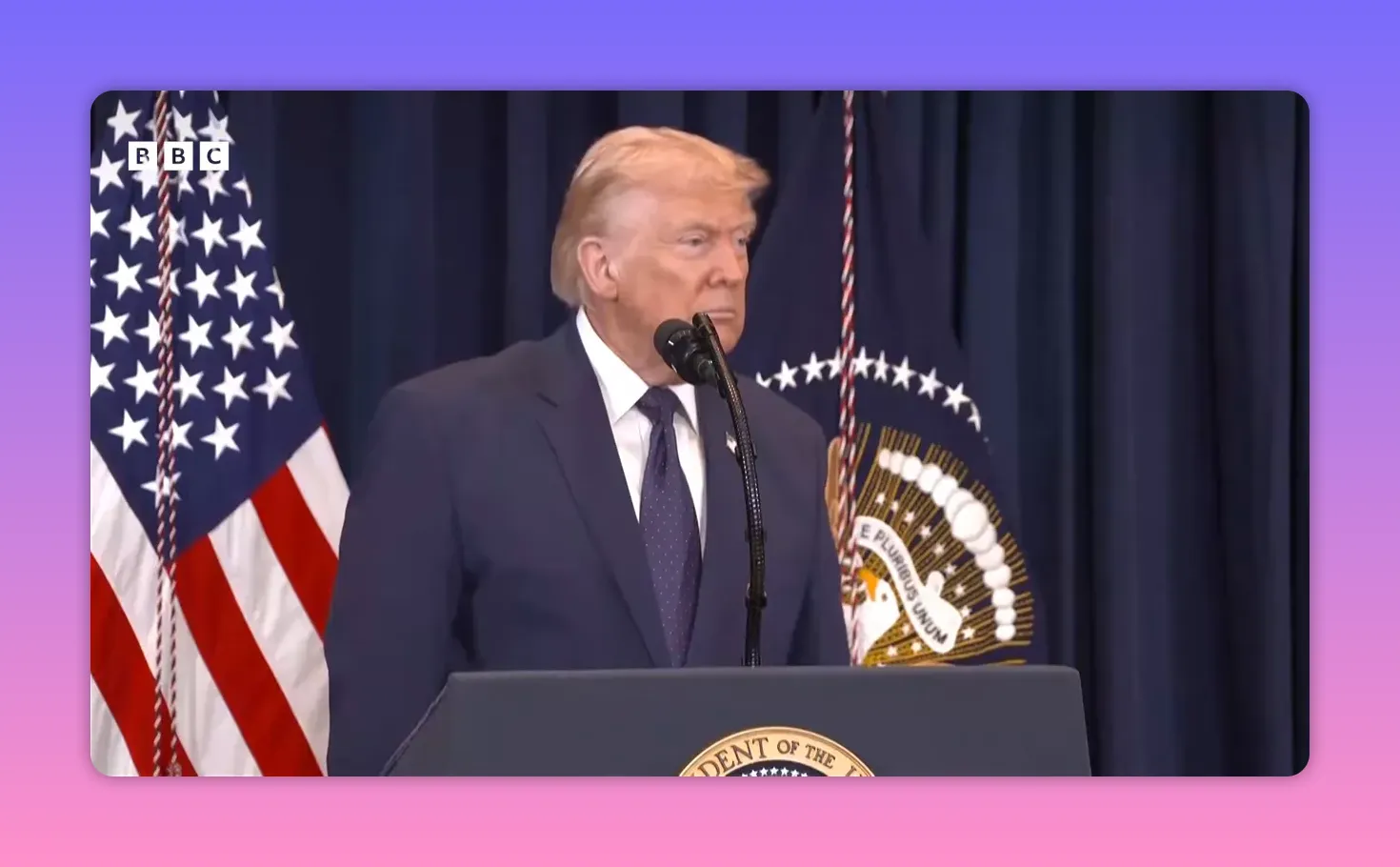 Dirigeant face à un pupitre avec drapeaux et le sceau présidentiel lors d'une allocution