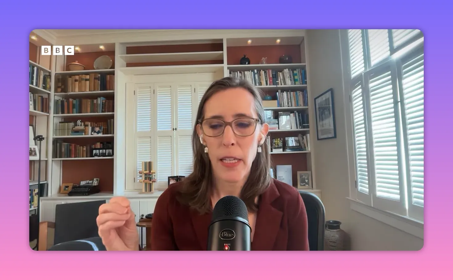 Experte en visioconférence face caméra, micro professionnel et étagère en arrière-plan