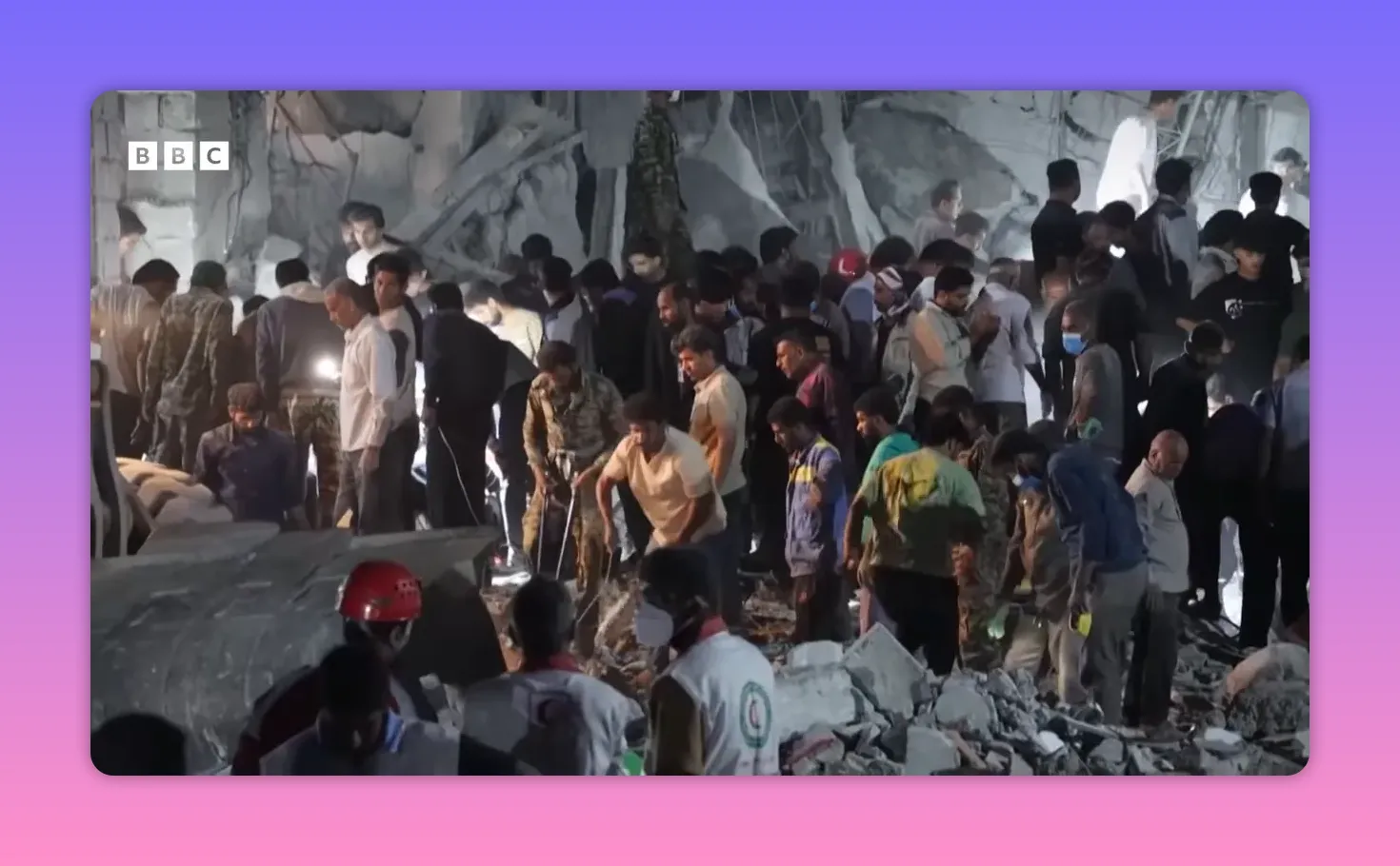 Groupe d'intervenants fouillant des gravats la nuit, utilisant lampes et équipements de recherche