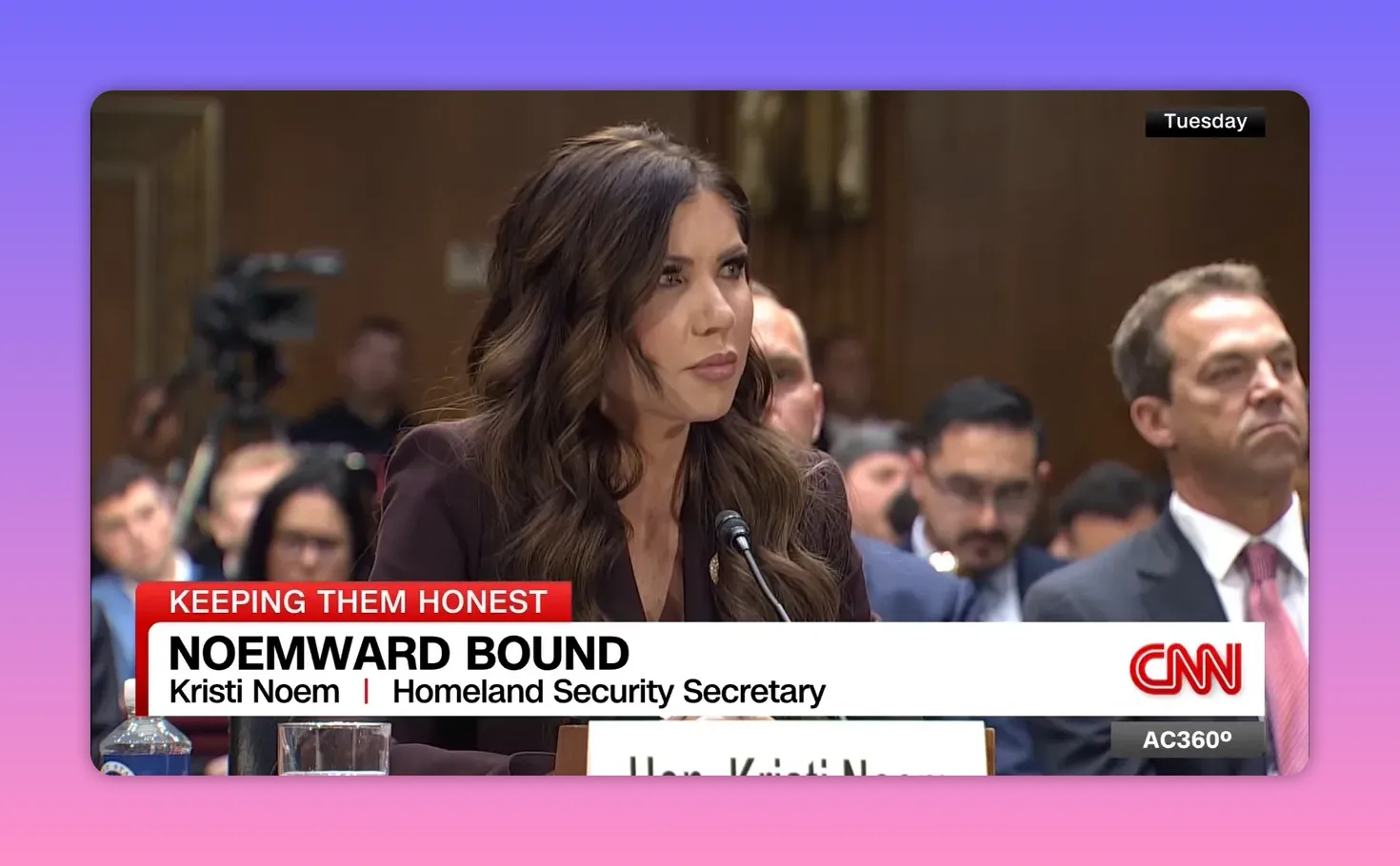 Femme responsable témoignant lors d'une audition, image haute qualité avec bandeau CNN mentionnant la campagne 